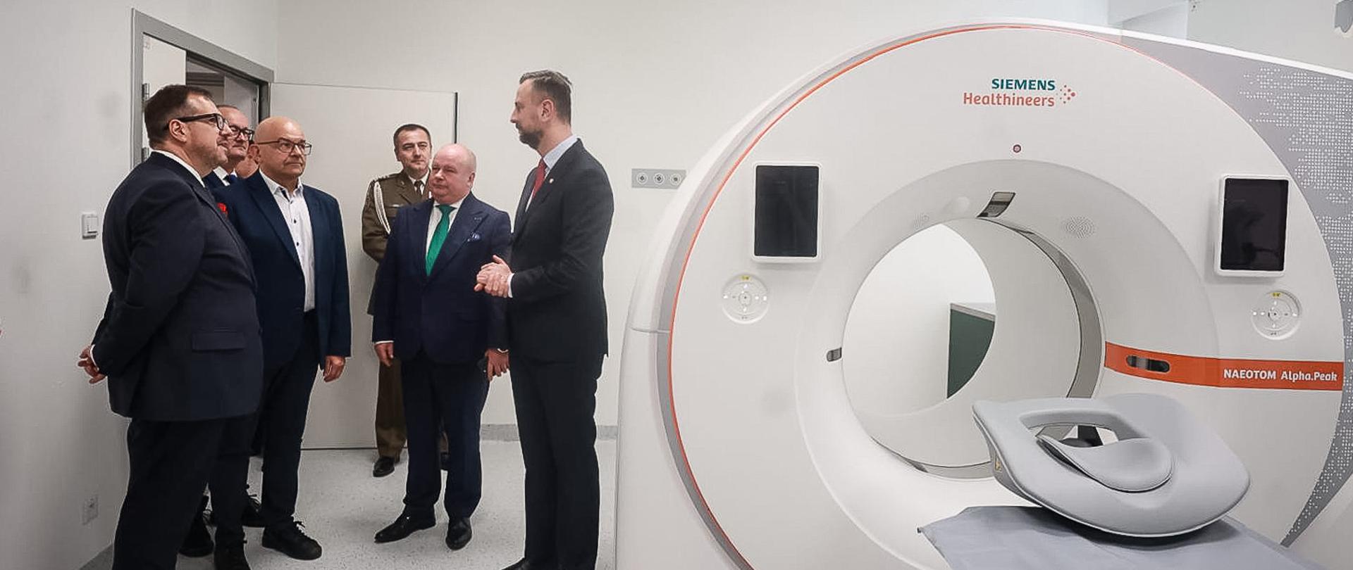 12 listopada br. w 5 Wojskowym Szpitalu Klinicznym z Polikliniką SPZOZ w Krakowie, Władysław Kosiniak-Kamysz wicepremier, minister obrony narodowej wziął udział w uroczystości z okazji 107 rocznicy odzyskania niepodległości oraz prezentacji najnowocześniejszej wersji tomografu „photon-counting”.