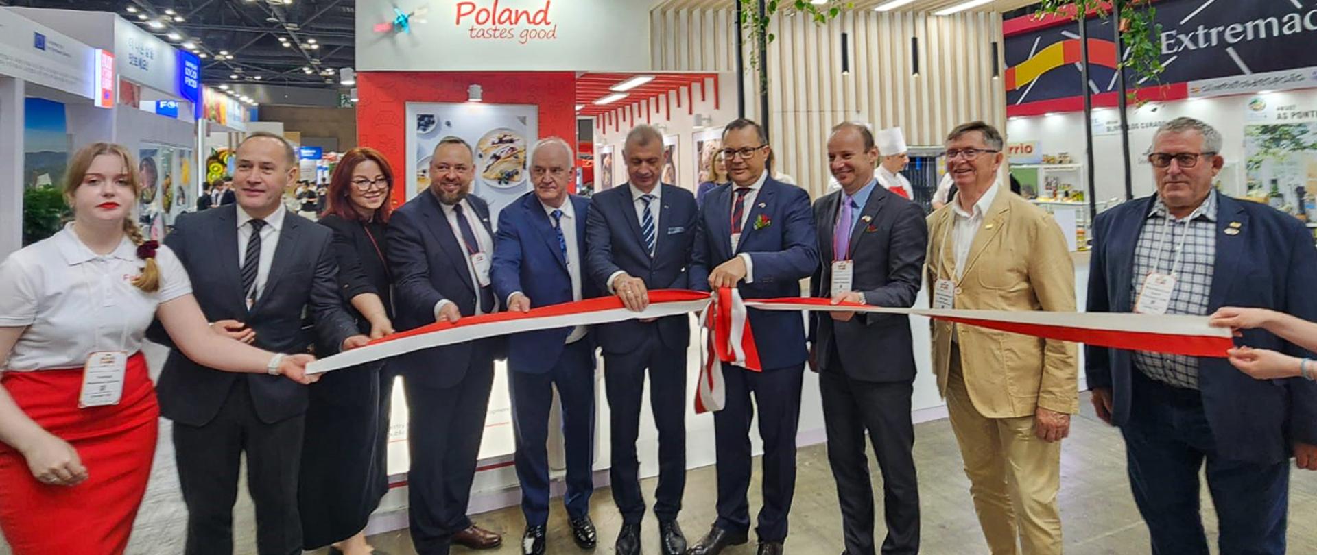 Director General of MARD Bogusław Wijatyk opening the Polish stand at the Seoul Food & Hotel 2025 fair in Korea