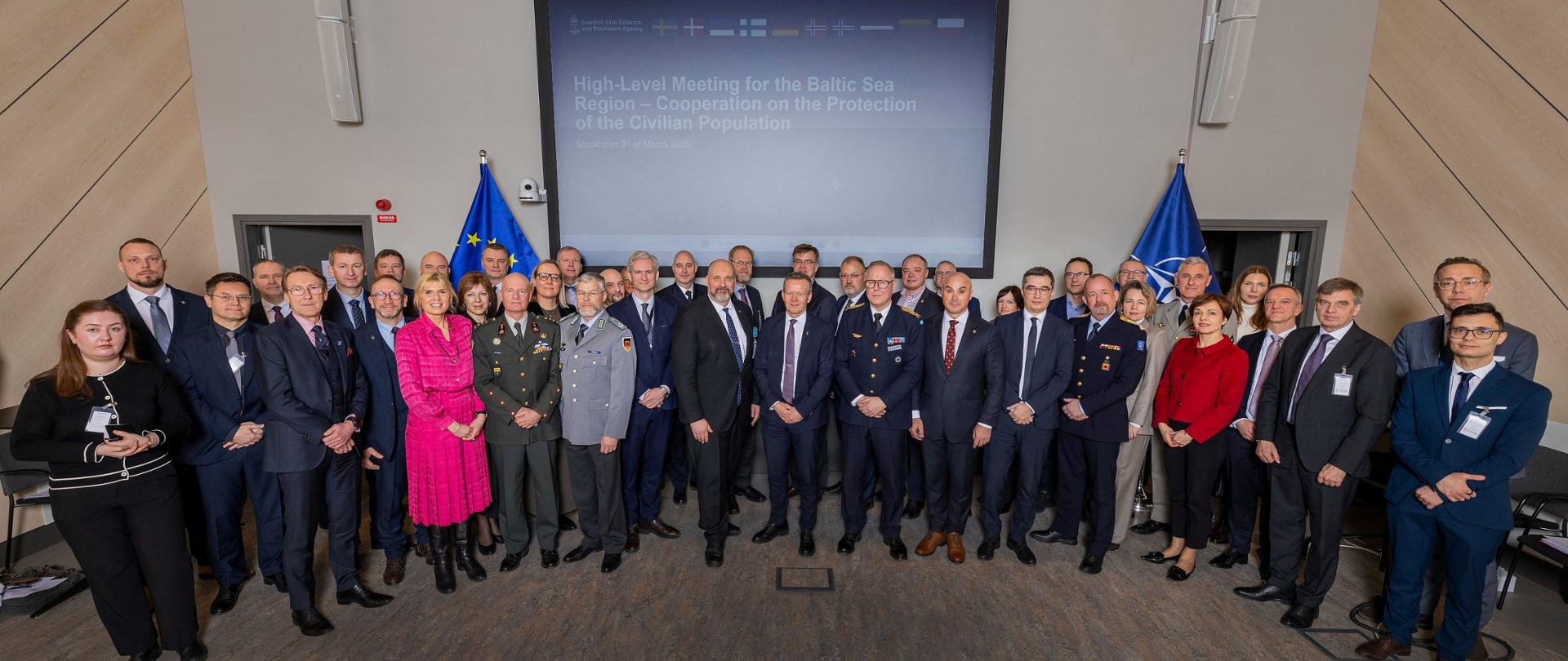 Uczestnicy międzynarodowego spotkania wysokiego szczebla dotyczącego współpracy w zakresie ochrony ludności pozują do wspólnego zdjęcia w Sztokholmie. W wydarzeniu wzięli udział przedstawiciele państw regionu Morza Bałtyckiego oraz reprezentanci Unii Europejskiej i NATO.