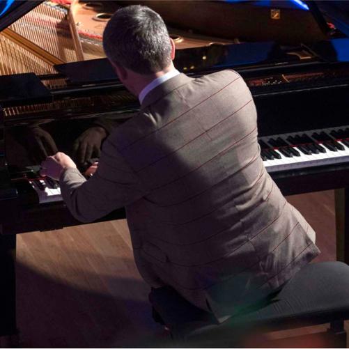 Zdjęcia przedstawiają uczestników i publiczność recitalu pianistycznego