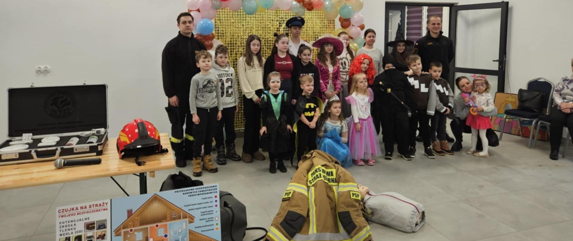Wspólne zdjęcie funkcjonariuszy z uczestnikami zajęć. 