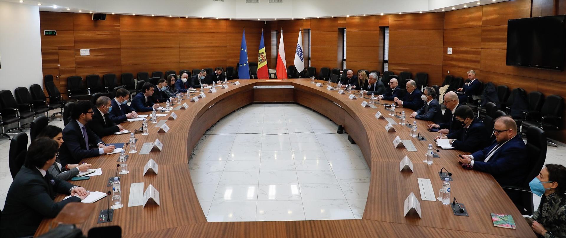 Minister Zbigniew Rau during a meeting with the Minister of the Republic of Moldova, Nicolae Popescu