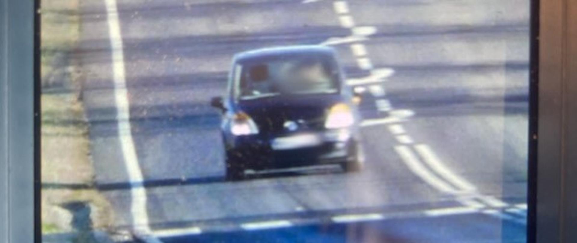 Samochód osobowy na zdjęciu z ręcznego miernika prędkości.