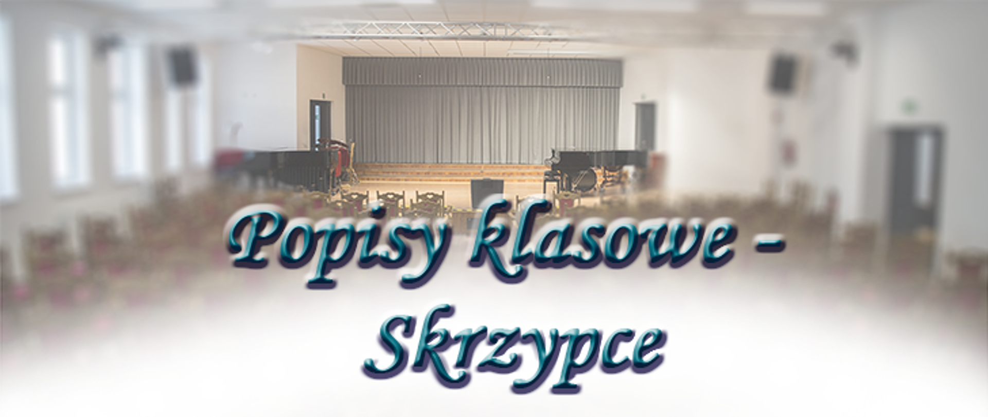 Zdjęcie sali koncertowej w centrum niecona osią poziomą scena, pod osią poziomą rozmyte krzesła widowni, od połowy w dół napis turkusowy w czarnej otoce Popisy klasowe - skrzypce