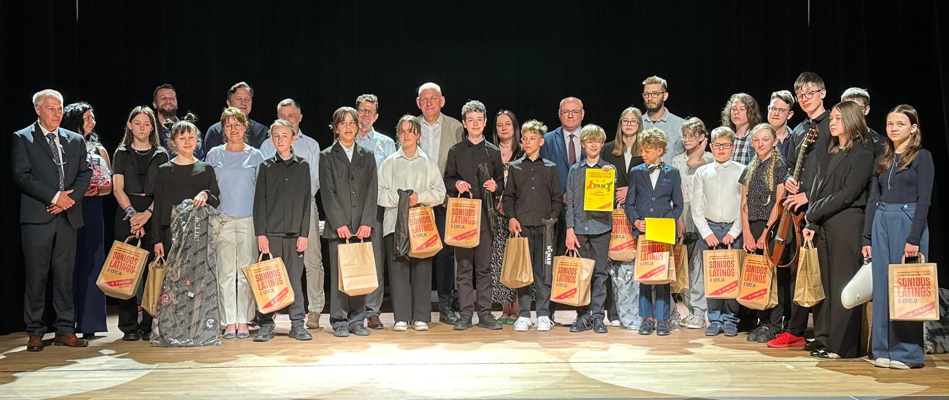 Zdjęcie przestawia laureatów Ogólnopolskiego Festiwalu i Konkursu Gitarowego Sonidos Latinos Edycja II