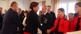 Zaproszeni goście w tym parlamentarzyści dokonali wręczenia promes dla jednostek OSP