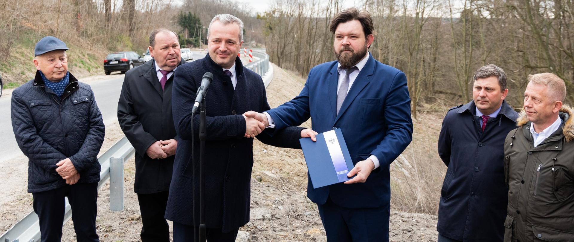 Dwóch mężczyzn podczas uścisku dłoni