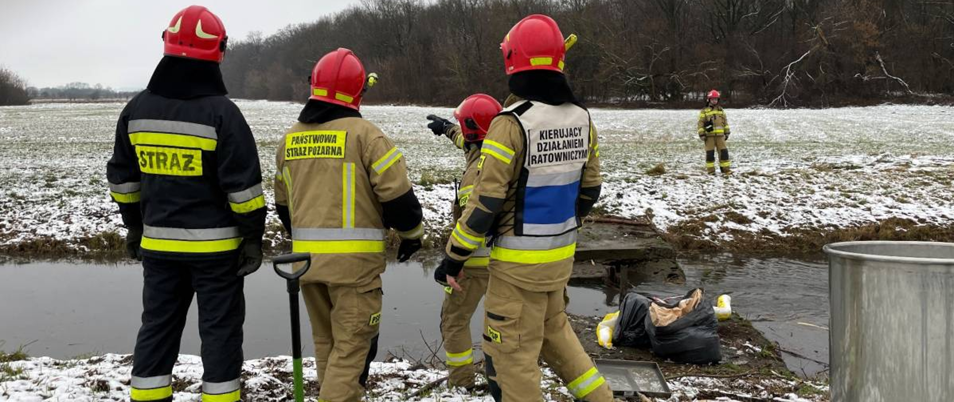 Strażacy ustawiają zaporę sorpcyjną na wysokości Grobli Jednaczewskiej w celu zebrania substancji ropopochodnej