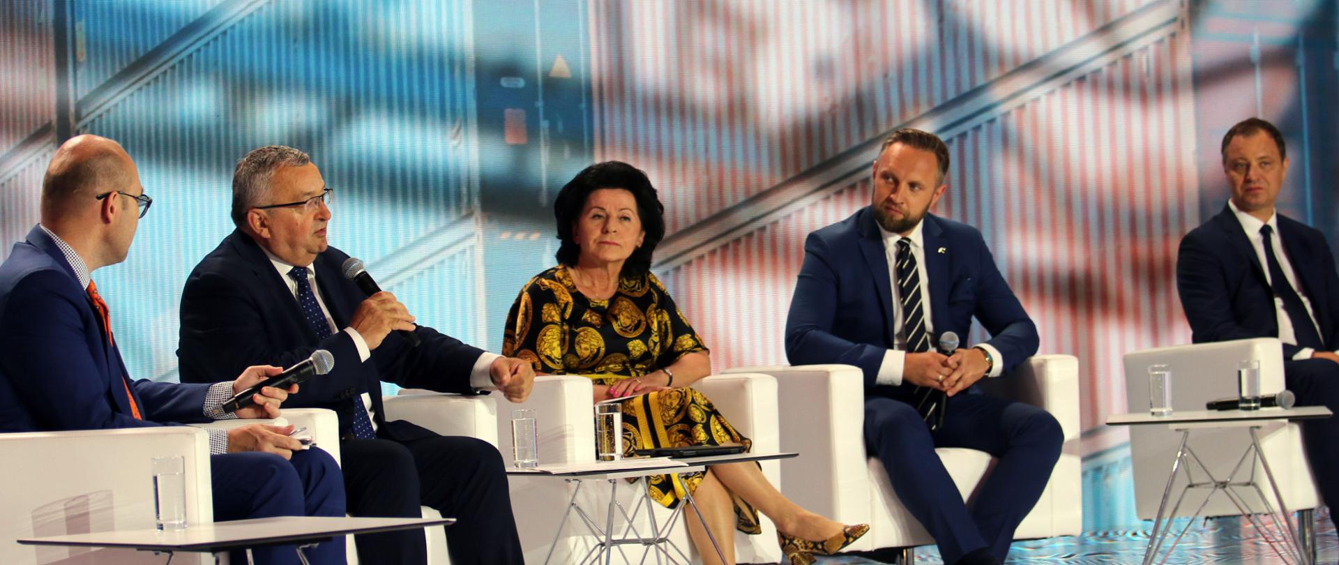 Minister infrastruktury Andrzej Adamczyk zabiera głos w trakcie debaty na Kongresie 590