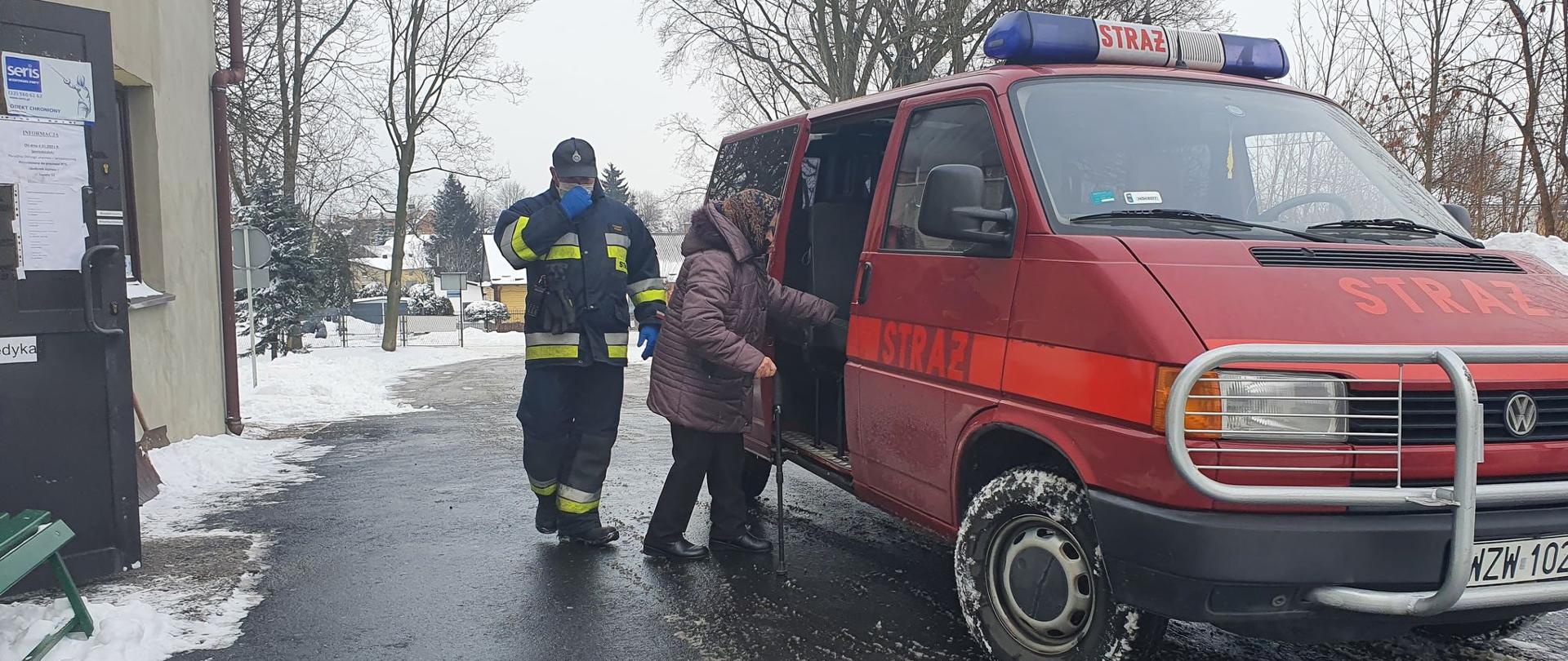 Zdjęcie przedstawia pojazd VW T4 z jednostki OSP Zwolen w zimowej scenerii. Zdjęcie ukazuje transportowanie starszej osoby do punktu szczepień.