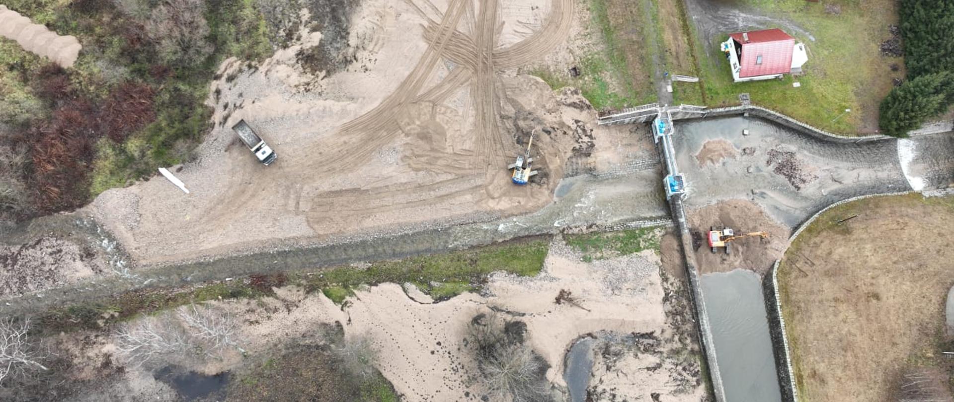 Interwencyjne czyszczenie czaszy suchego zbiornika przeciwpowodziowego Mysłakowice