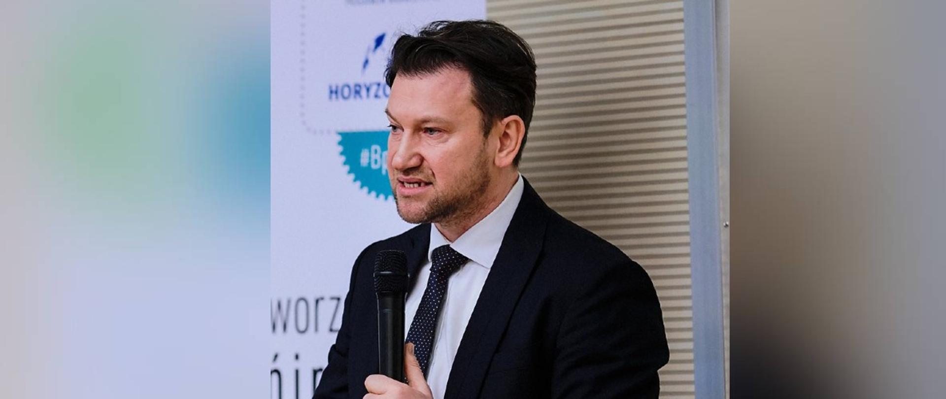 Elegancko ubrany mężczyzna podczas przemówienia