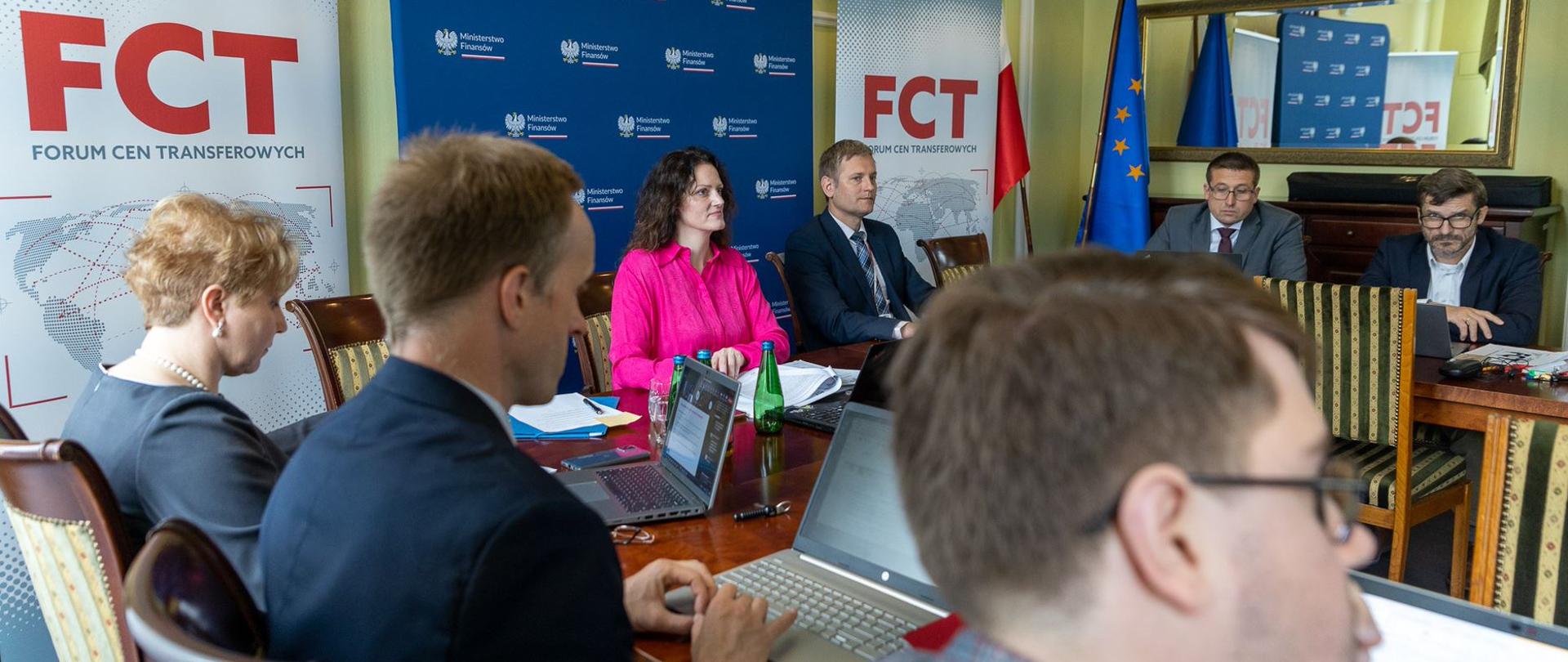 Uczestnicy Forum Cen Transferowych podczas spotkania
