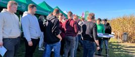 Uczniowie ZSCKR w Wojsławicach podczas Dnia Kukurydzy 2026 w Bratoszewicach.