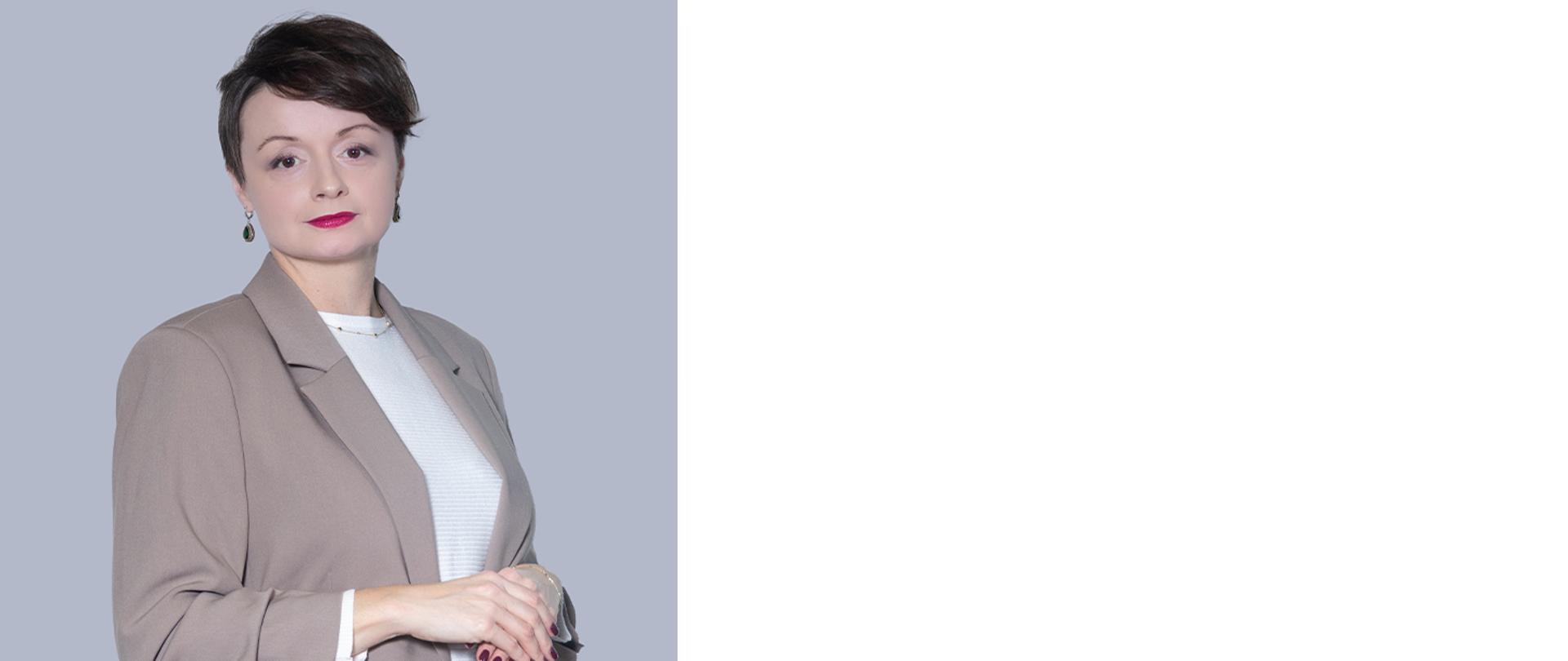 Elegancka kobieta o krótkich ciemnych włosach patrzy prosto w obiektyw