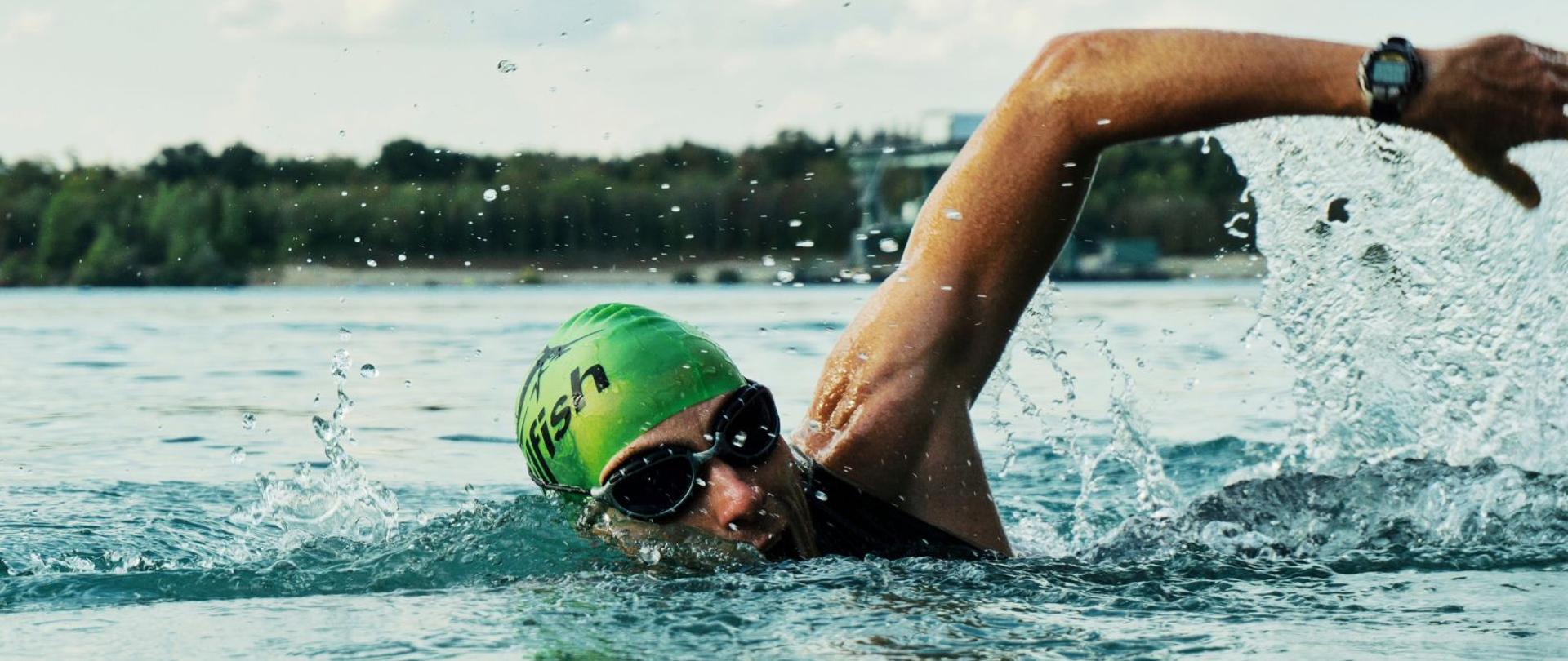 Osoba pływająca w jeziorze