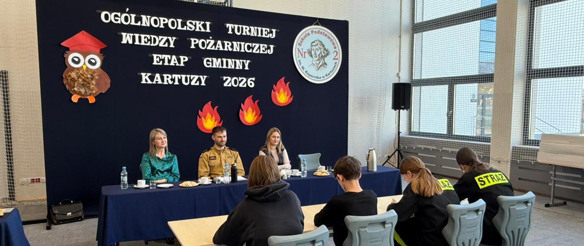 Zdjęcie przedstawia konkurs w gminie Kartuzy - dzieci odpowiadają przed komisją.