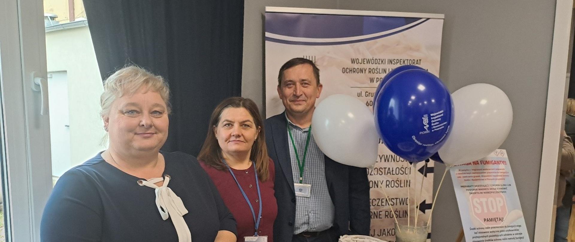 Pracownicy Oddziału we Wrześni przy stoisku WIORiN w Poznaniu