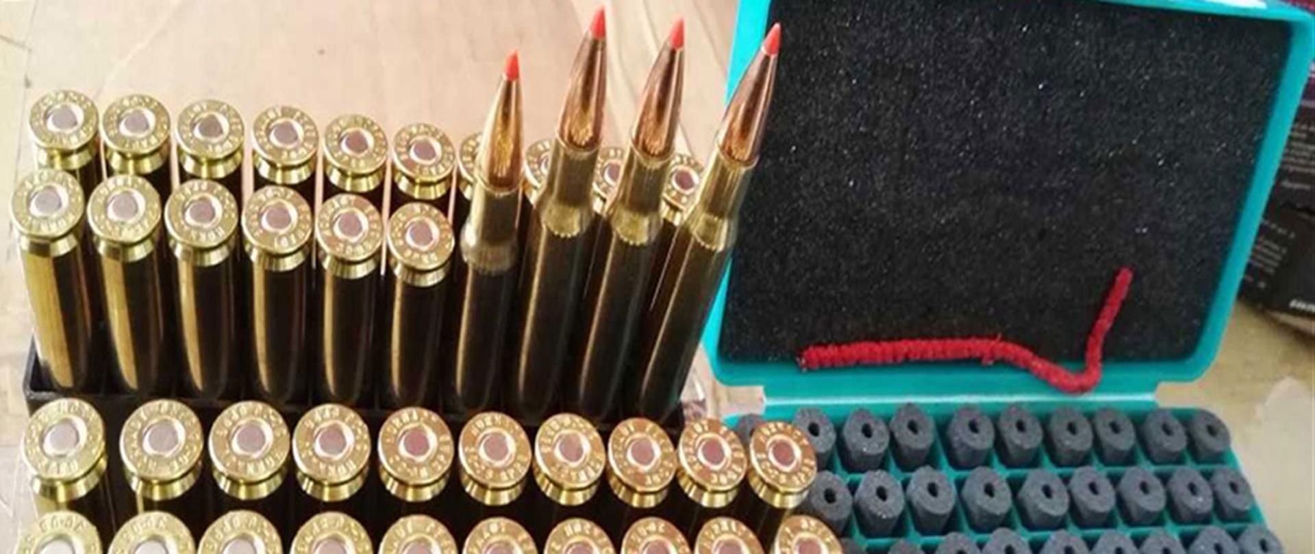 Naboje w opakowaniu na stole.