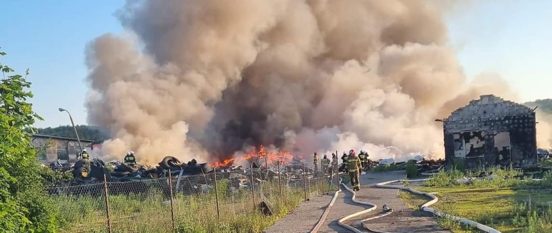 Zdjęcie przedstawia palące się śmieci w Lęborku