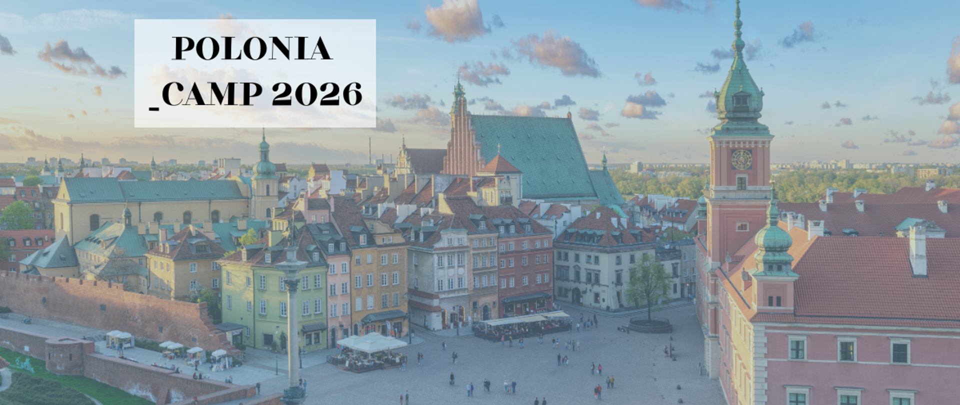 Czarny napis: Polonia_Camp 2026, w tle kolorowe zdjęcie Warszawy. 