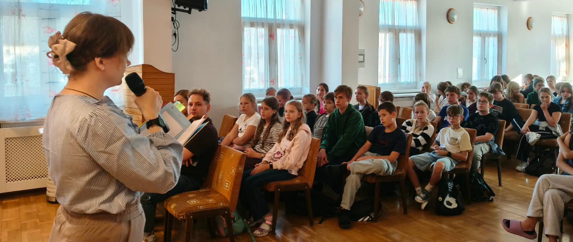 uczniowie zebrani na lekcji wychowawczej