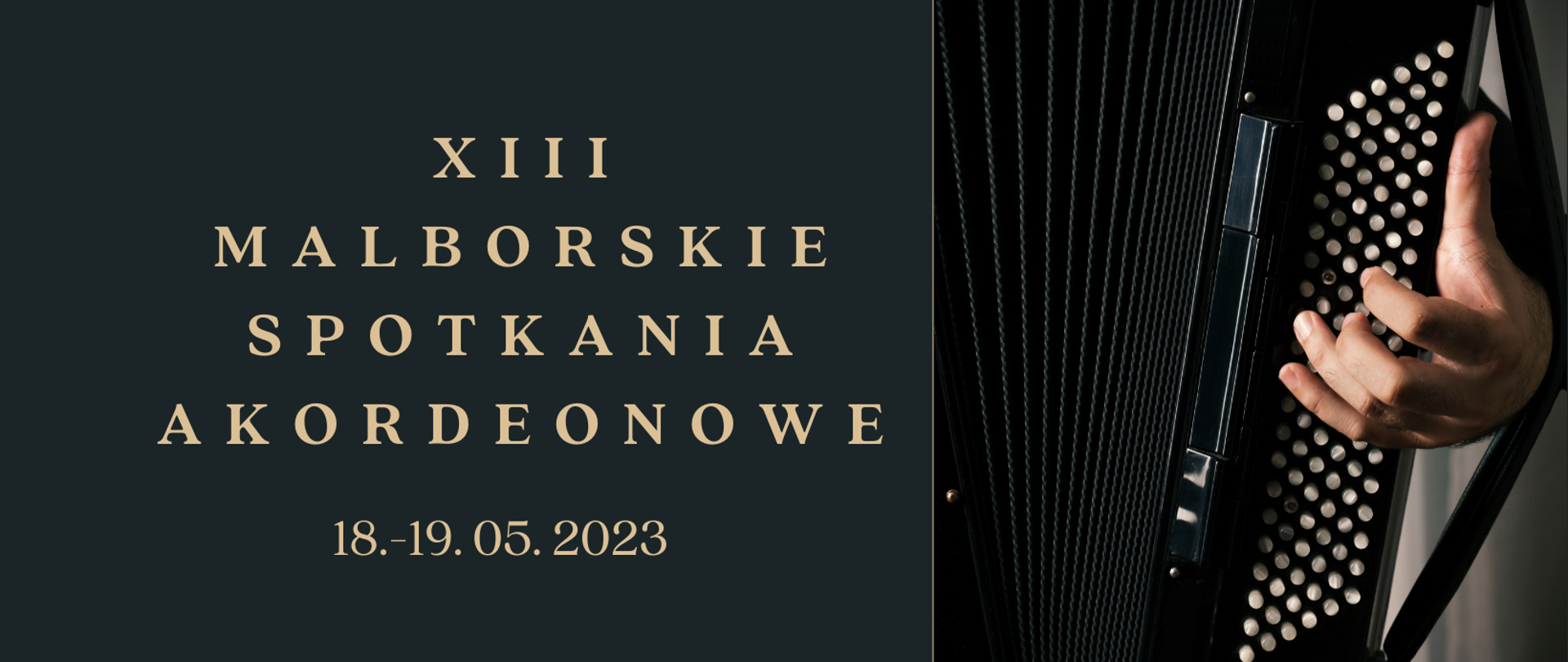 Na ciemnym tle, podzielonym złotą linią na pół pionowo, widnieją złote informacje o wydarzeniu i jego dacie. Po prawej stronie jest zdjęcie ukazujące akordeon i dłoń grającego na guzikach muzyka.