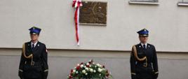 Dwie kadetki pełnia wartę przy tablicy pamięci gen. brygadiera Feliksa Deli umieszczonej na ścianie Szkoły Aspirantów PSP w Krakowie.
