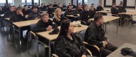 zdjęcie przedstawia grupę strażaków ochotników podczas szkolenia na sali wykładowej w Komendzie Powiatowej PSP w Żninie 