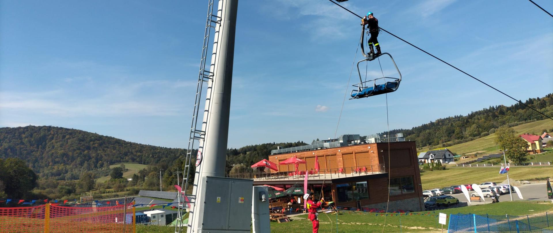 Zdjęcie przedstawia funkcjonariuszy Komendy Powiatowej Państwowej Straży Pożarnej w Lesku oraz druhów Ochotniczych Straży Pożarnych z terenu powiatu leskiego podczas ćwiczeń na Wyciągu Narciarskim w Wańkowej.