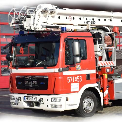 samochód pożarniczy, czerwony, podnośnik, drabina, ustawiony przed garażem, KP PSP Płońsk, 2020 r.