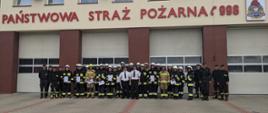 Zdjęcie grupowe strażaków OSP i funkcjonariuszy PSP podczas zakończenia szkolenia OSP