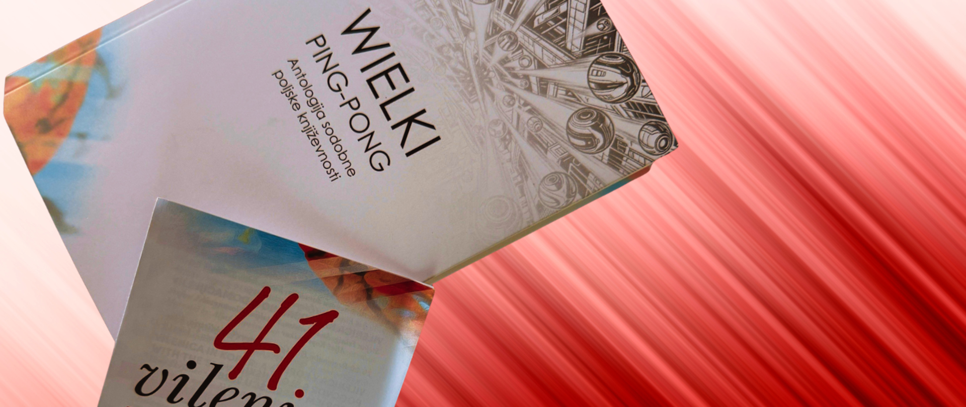 Na belo-rdečem ozadju ležita antologija Wielki ping-pong. Antologija sodobne poljske književnosti in program 41. Mednarodnega literarnega festivala Vilenica.