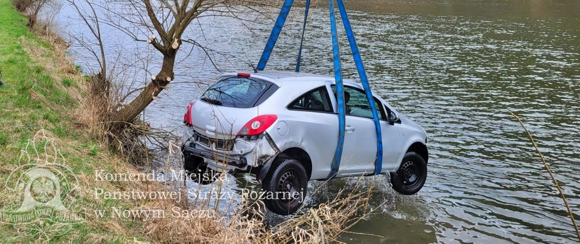 Samochód osobowy wpał do rzeki Poprad