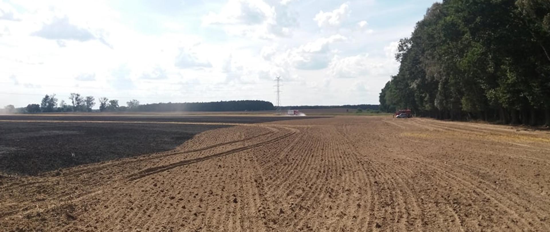 Zdjęcie przedstawia pole, które było objęte pożarem.