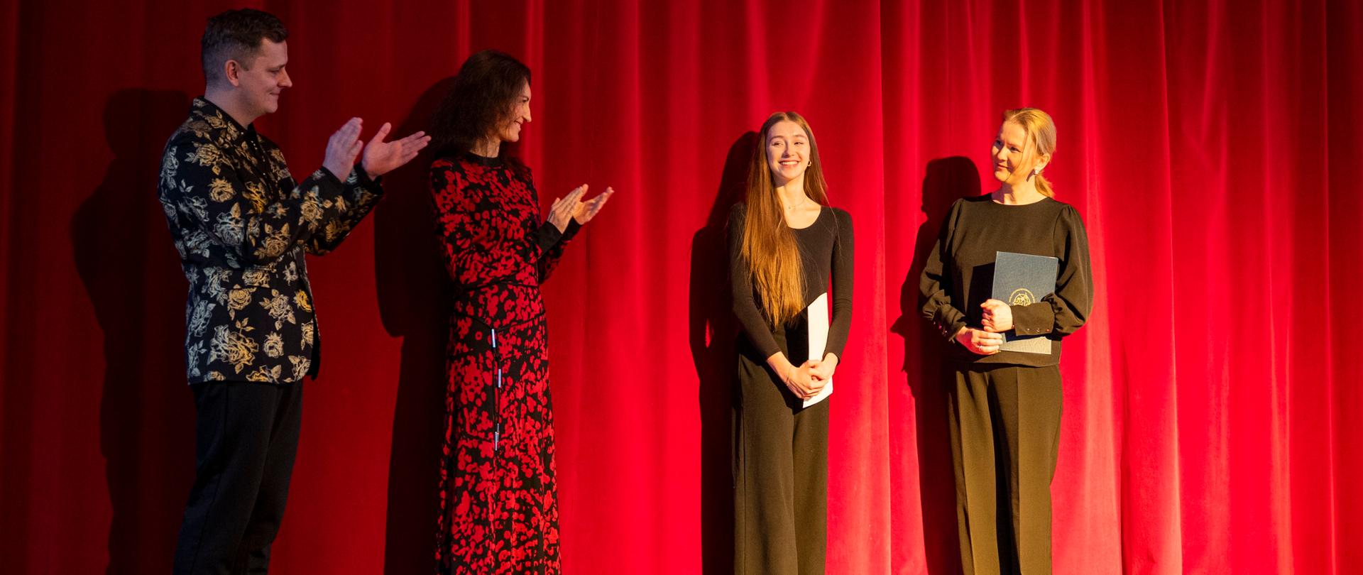 Zdjęcie z auli; dyrekcja i Emilia Domaradzka