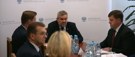 Minister rolnictwa podczas wideokonferencji ws. suszy w rolnictwie
