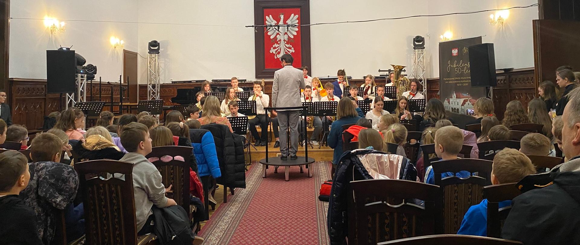 orkiestra dęta PSM I stopnia na sali królewskiej podczas poranku dla najmłodszych