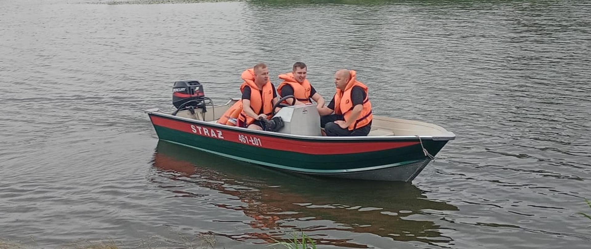 Zdjęcie przedstawia pływających funkcjonariuszy PSP oraz Policji