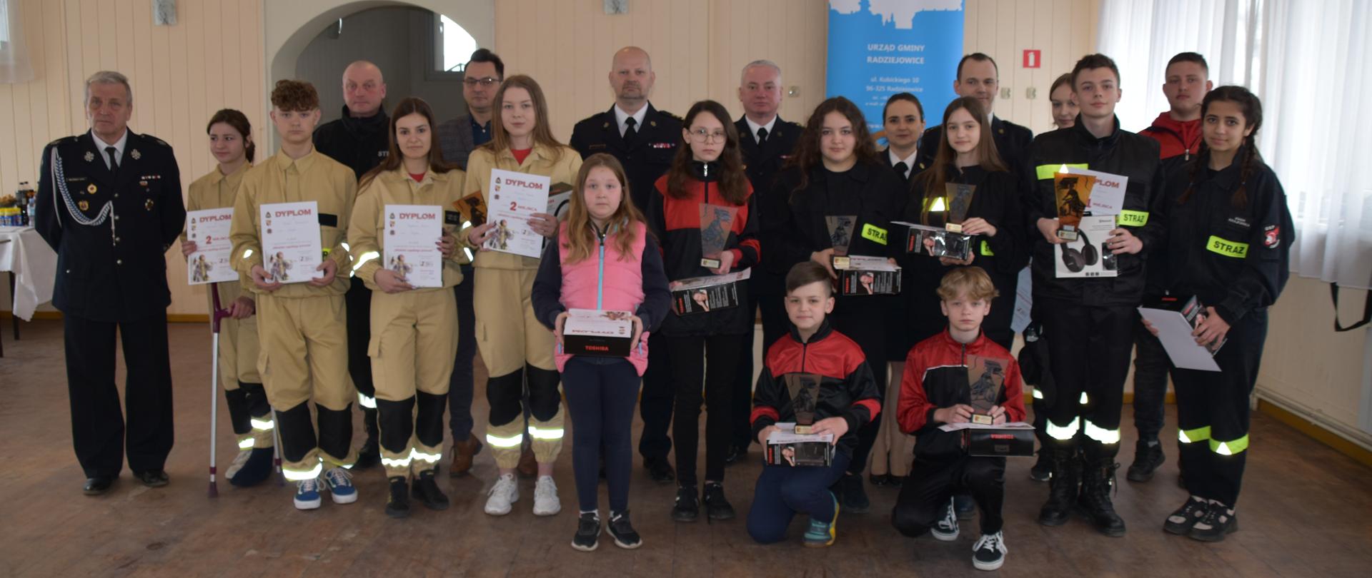 Uczestnicy Ogólnopolskiego Turnieju Wiedzy Pożarniczej oraz jury turnieju i osoby zaproszone.