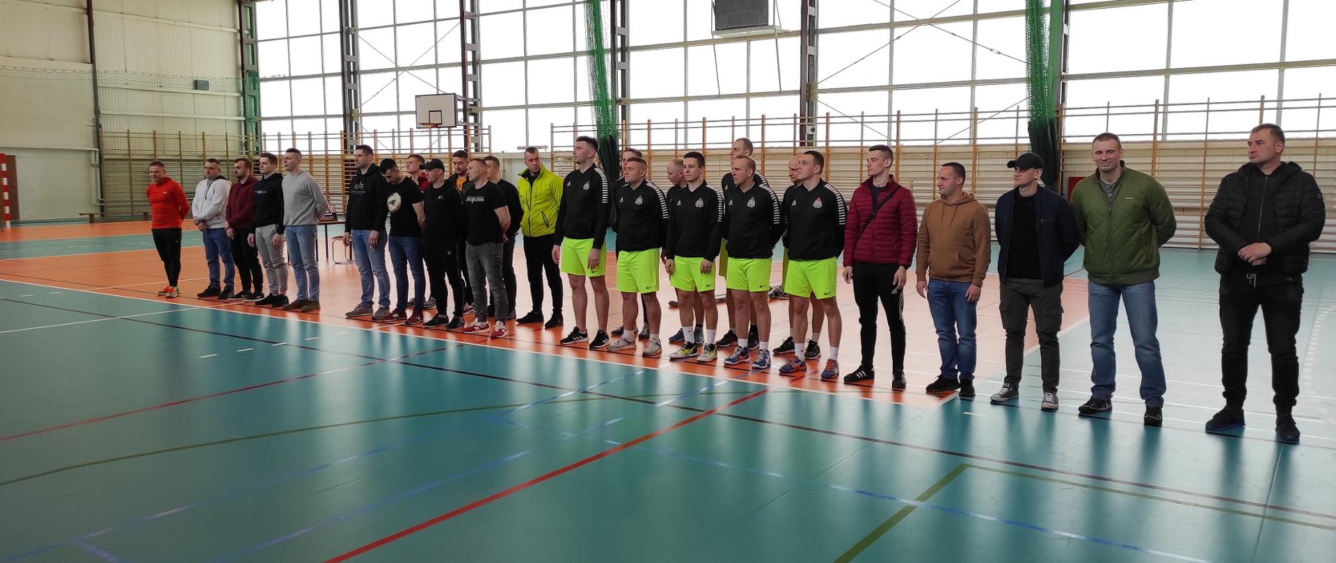 Na zdjęciu zawodnicy podczas odprawy z sędzią głównym zawodów