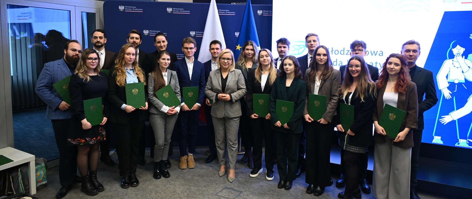 zdjęcie członków Młodzieżowej Rady Klimatycznej z ministrą Pauliną Hennig-Kloską. 