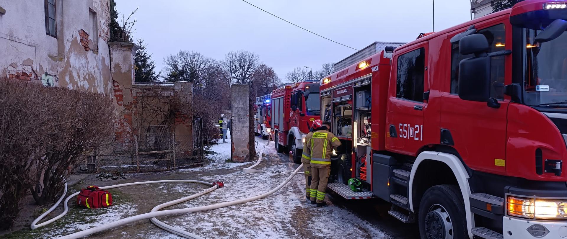 wóz strażacki przy budynku 