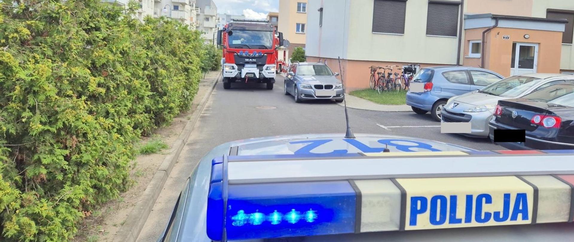 samochód strażacki podczas wjazdu na teren osiedla 