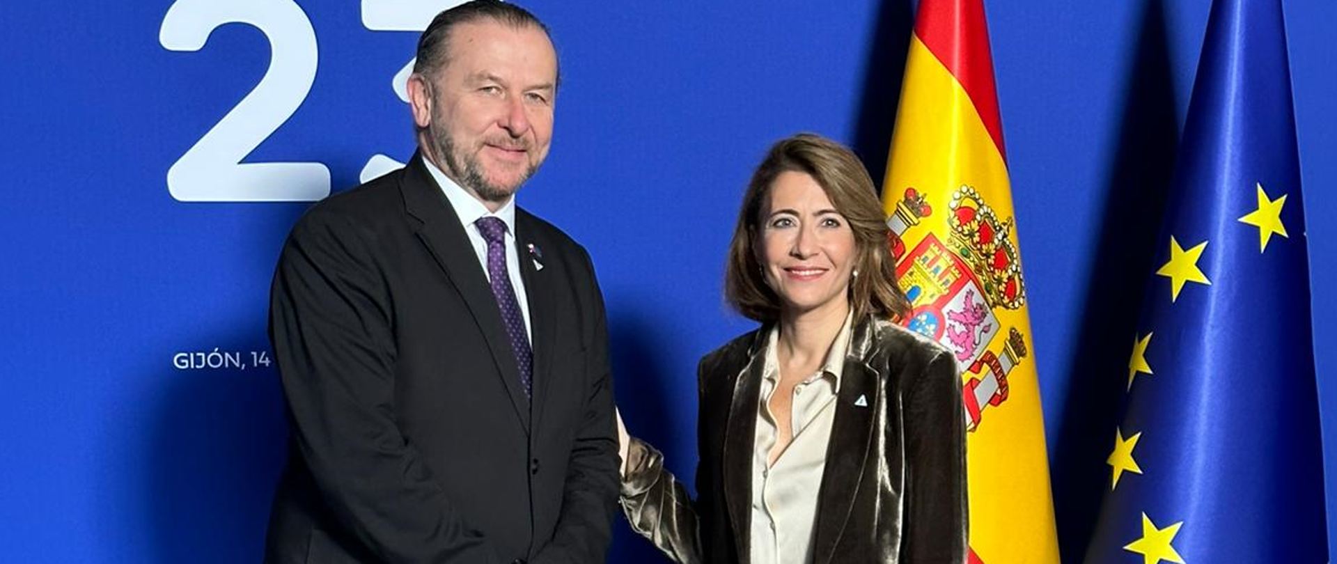 Dyrektor generalny MFiPR Robert Bartold z hiszpańską minister transportu, mobilności i agendy miejskiej Raquel Sánchez Jiménez, minister stoi z panią minister, w tle flagi z Hiszpanii i UE
