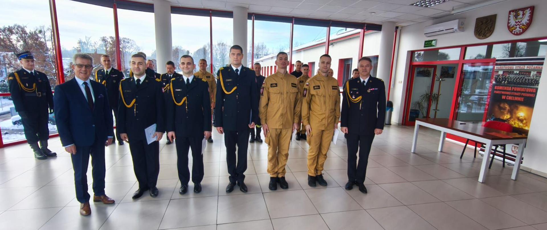 Obchody Narodowe Święta Niepodległości w KP PSP w Chełmnie.
Zdjęcie wykonano w sali sztabowej komendy, na zdjęciu awansowani funkcjonariusze, Komendant Powiatowy oraz Starosta Chełmiński.