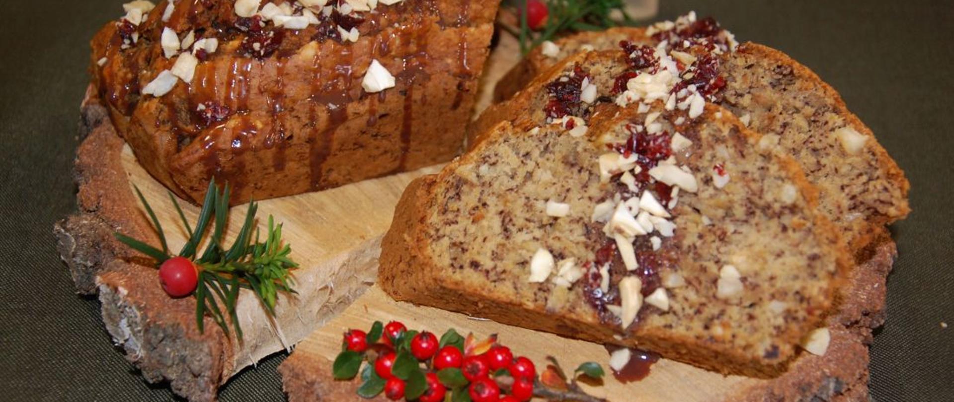 Upieczony i kolorowo przyozdobiony bochenek chleba