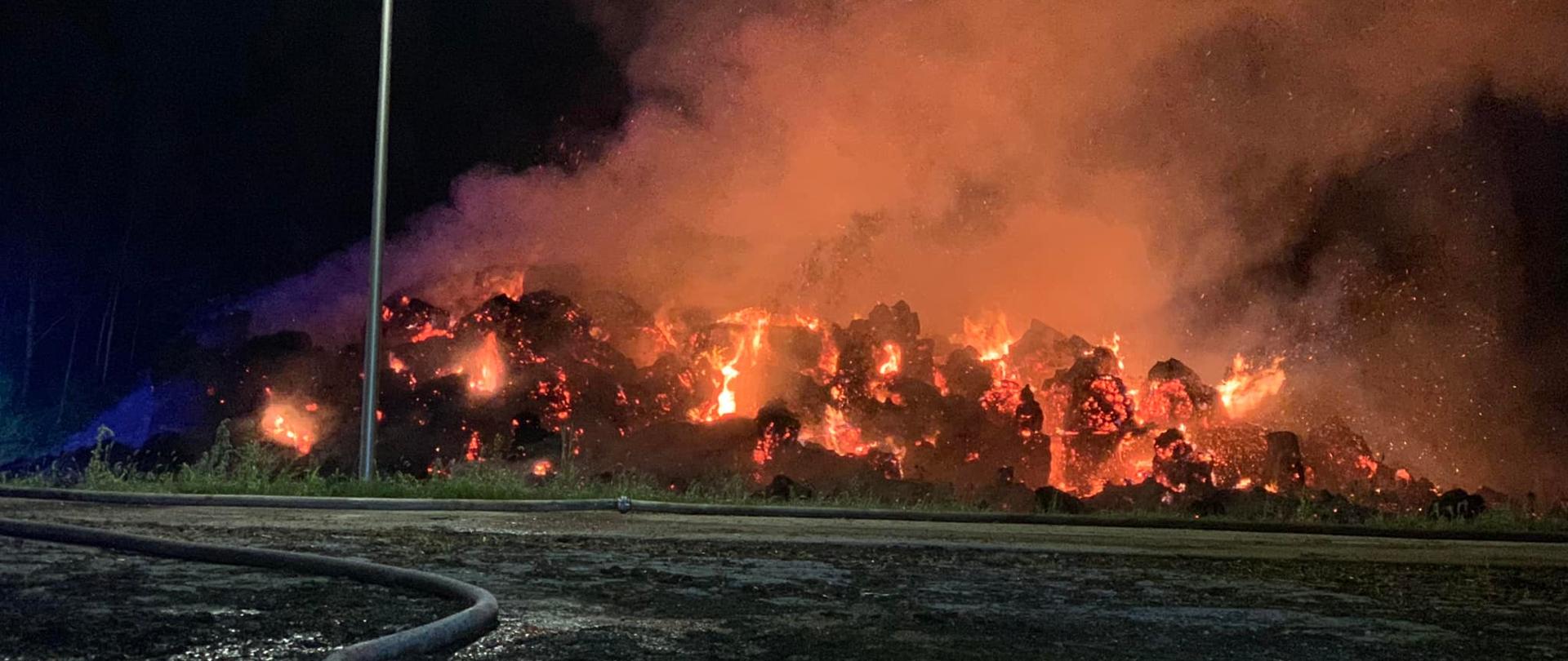 Zdjęcie przedstawia objętą ogniem stertę słomy w miejscowości Nowa Wieś Ełcka podczas pożaru.