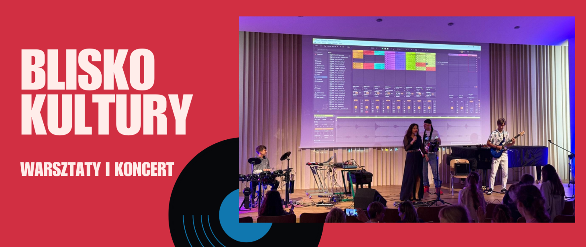 Tło obrazka w kolorze czerwonym. Po lewej stronie biały napis "blisko kultury warsztaty i koncert". Po prawej stronie zdjęcie, a na nim czterech muzyków. Po lewej stronie chłopak przy perkusji, w centralnej części kobieta brunetka w czarnej długiej sukni, która śpiewa do mikrofonu, za nią mężczyzna z czarną apaszką na głowie. Po prawej stronie chłopak w białych spodniach, który gra na gitarze elektrycznej. Za nimi czarny fortepian. Na ścianie rzut miksera.