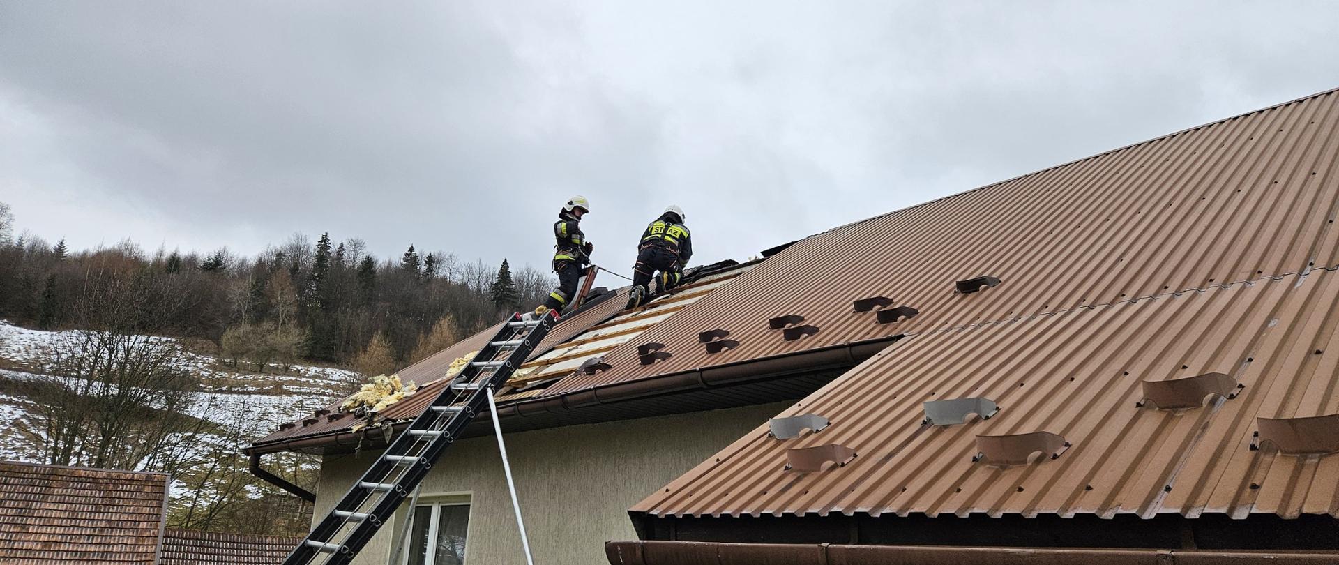Strażacy prowadzą działania na dachu